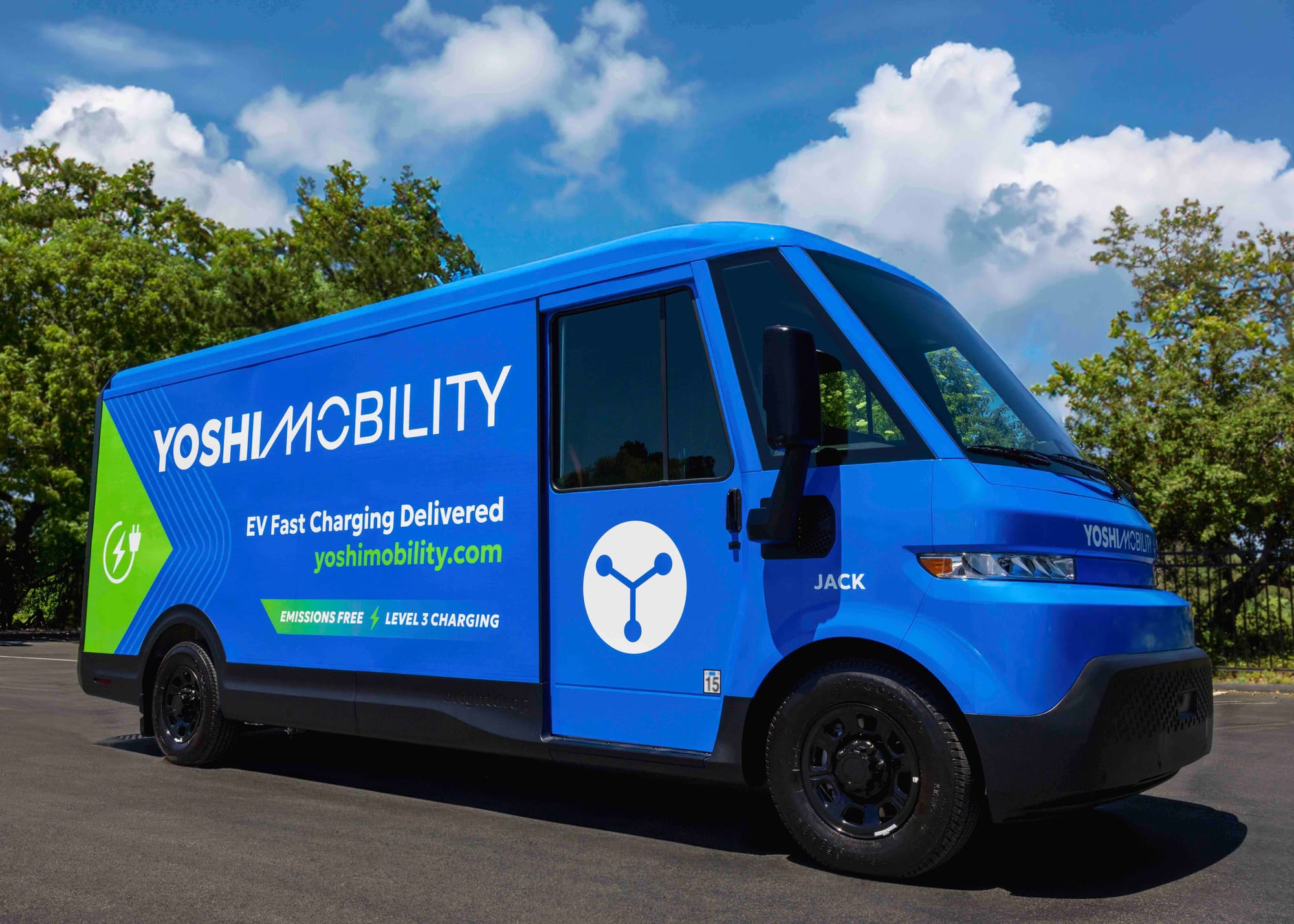 Yoshi Mobility debuts groundbreaking mobile EV charging technology